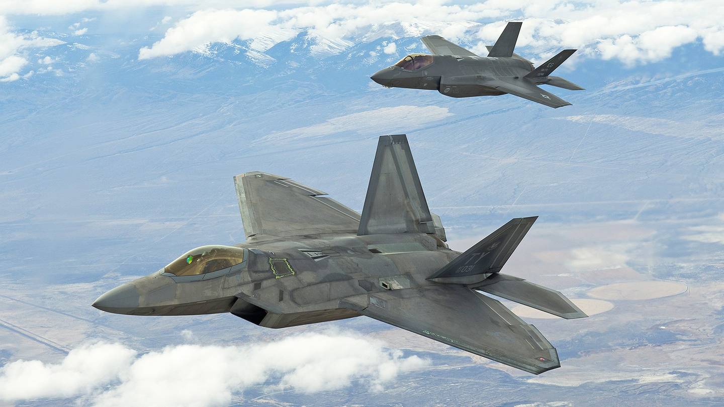 Η αμερικανική Αεροπορία αναζητά ένα νέο μαχητικό μεταξύ του F-22 και του F-35