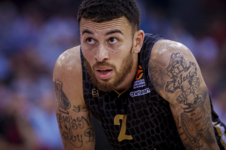 «Μύλος» με Μάικ Τζέιμς και αστυνομία – Τι λένε οι καραμπινιέροι (φώτο)