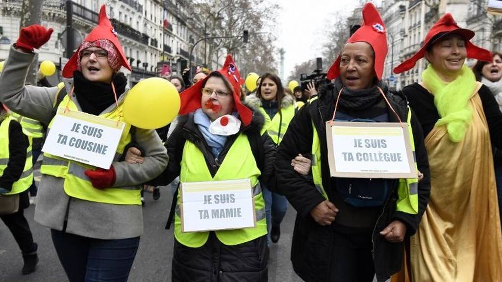 Γαλλία: Την σκυτάλη των κινητοποιήσεων παίρνουν οι γυναίκες και ξεχύνονται στους δρόμους με τα «κίτρινα γιλέκα» (φωτο)