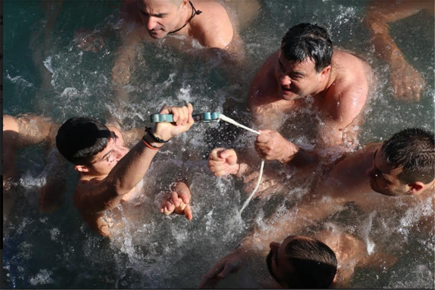 Κρήτη: Βούτηξαν να πιάσουν τον Σταυρό κρατώντας την ελληνική σημαία και τραγουδώντας τον εθνικό ύμνο (φωτο)