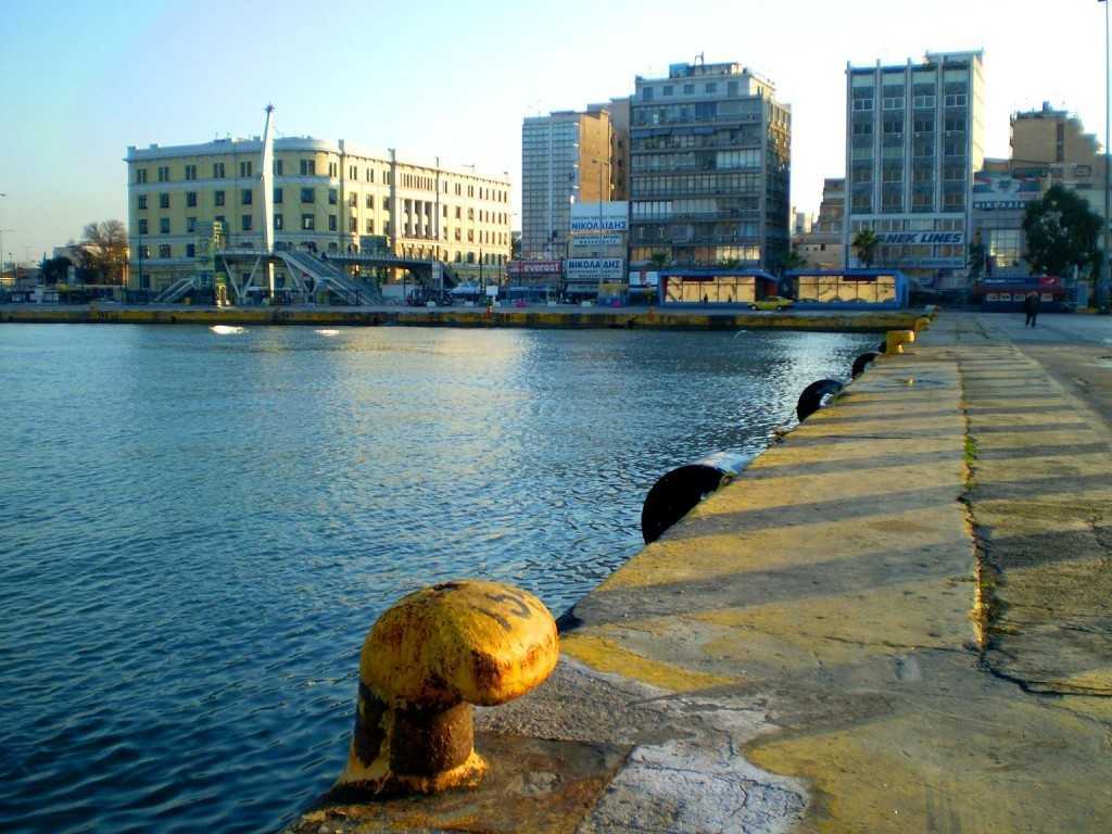 Ανασύρθηκε ένας άνδρας νεκρός από το αυτοκίνητο που έπεσε στην θάλασσα στο λιμάνι του Πειραιά