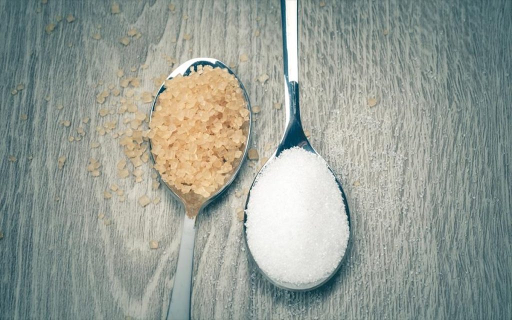 Λευκή ή καστανή ζάχαρη; Δείτε ποια είναι τελικά πιο υγιεινή