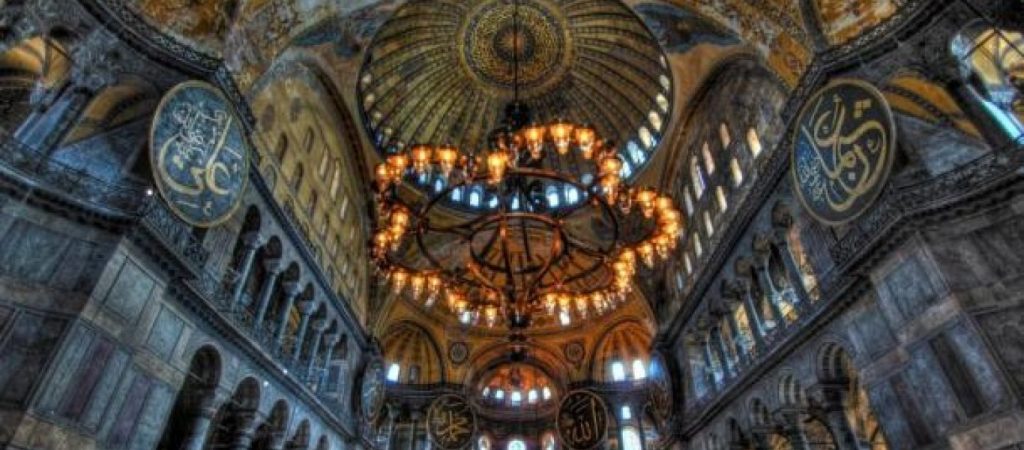 Τουρκία: Σάλος για τη γυναίκα που χορεύει στην Αγιά Σοφιά (βίντεο)