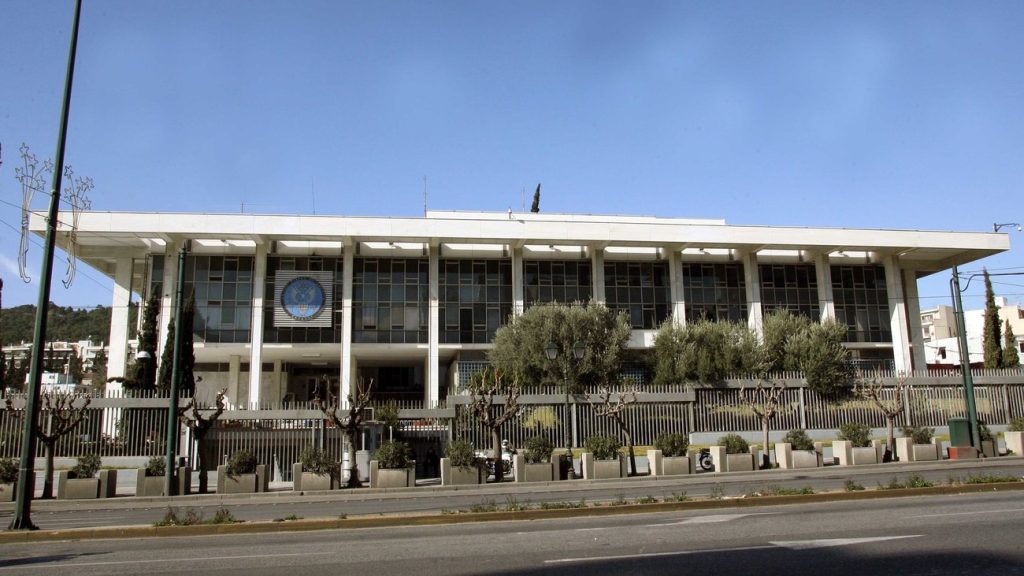 Προανάκριση για οκτώ προσαχθέντες για την επίθεση του Ρουβίκωνα με μπογιές στην αμερικανική πρεσβεία στην Αθήνα