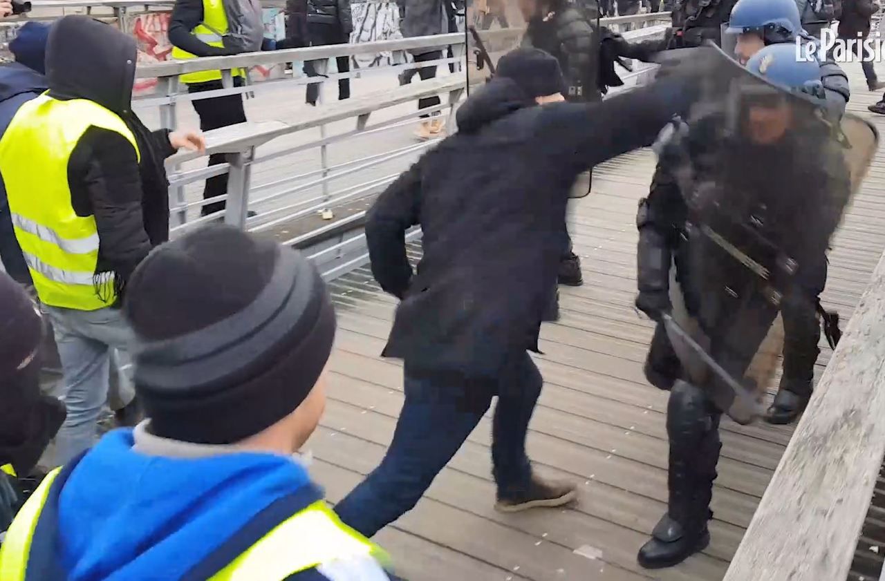 Άνδρας μποξέρ των Κίτρινων Γιλέκων τρέπει σε φυγή αστυνομικούς – Αναζητείται από τις γαλλικές αρχές (φώτο-βίντεο)