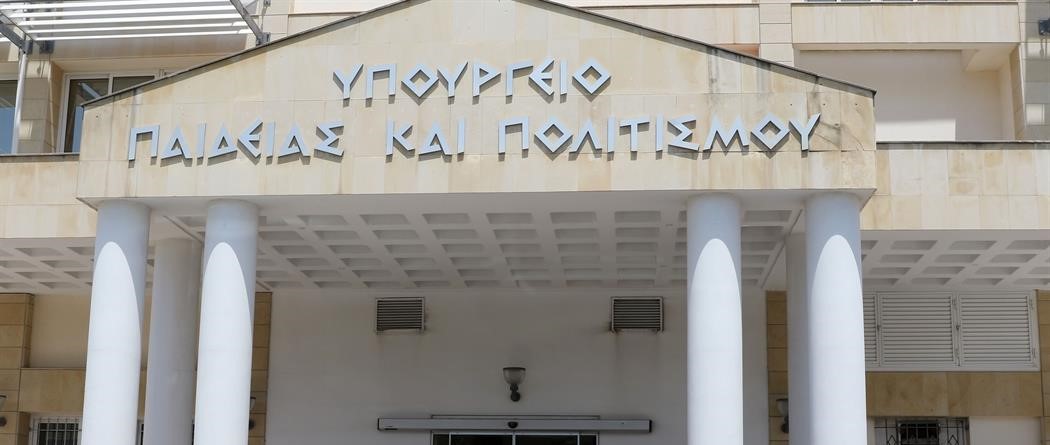 Εκπαιδευτικοί διαμαρτύρονται έξω από το Υπ. Παιδείας – «Εμπόριο ελπίδας» του Υπουργείο για τους αδιόριστους εκπαιδευτές