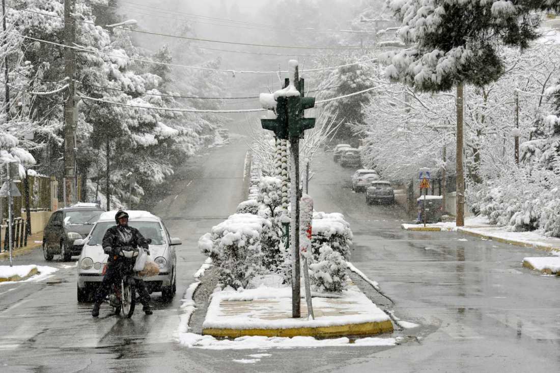 O «Τηλέμαχος» έφερε χιόνια μέχρι το κέντρο της Αθήνας – Δείτε φωτογραφίες και βίντεο από κάθε σημείο της πρωτεύουσας