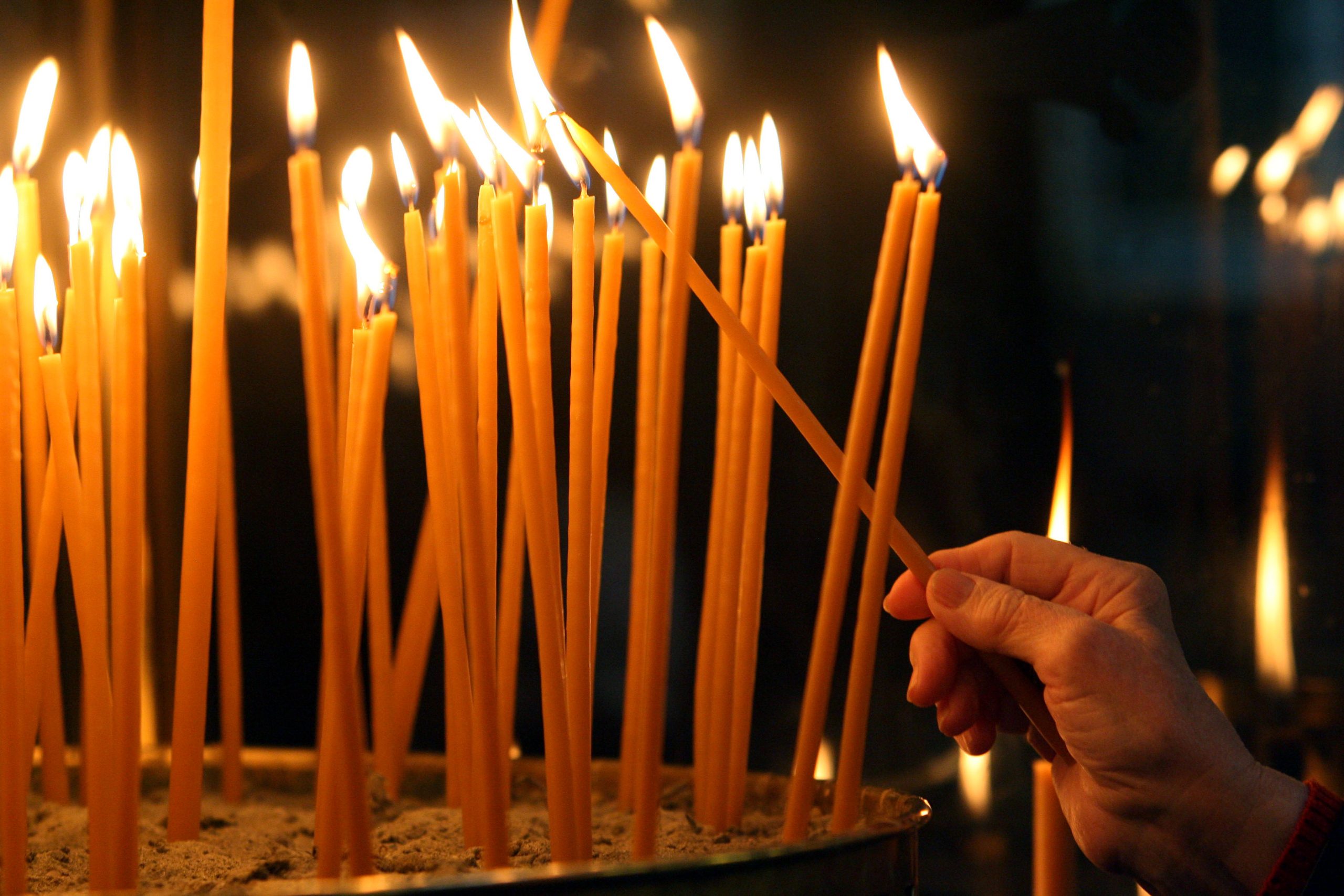 Τι συμβολίζει το κερί και τι πρέπει να λέμε όταν το ανάβουμε;