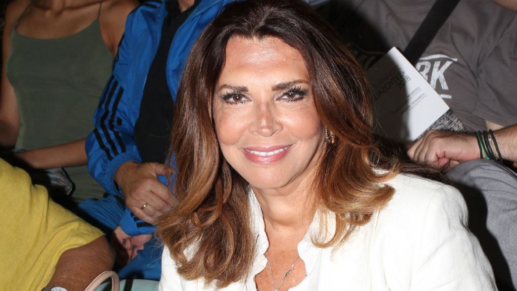 Σκηνοθέτης περιγράφει απίστευτο περιστατικό με την Μιμή Ντενίση: «Ήταν ντυμένη Αυτοκράτειρα Θεοδώρα και έτρωγε πιτόγυρα»