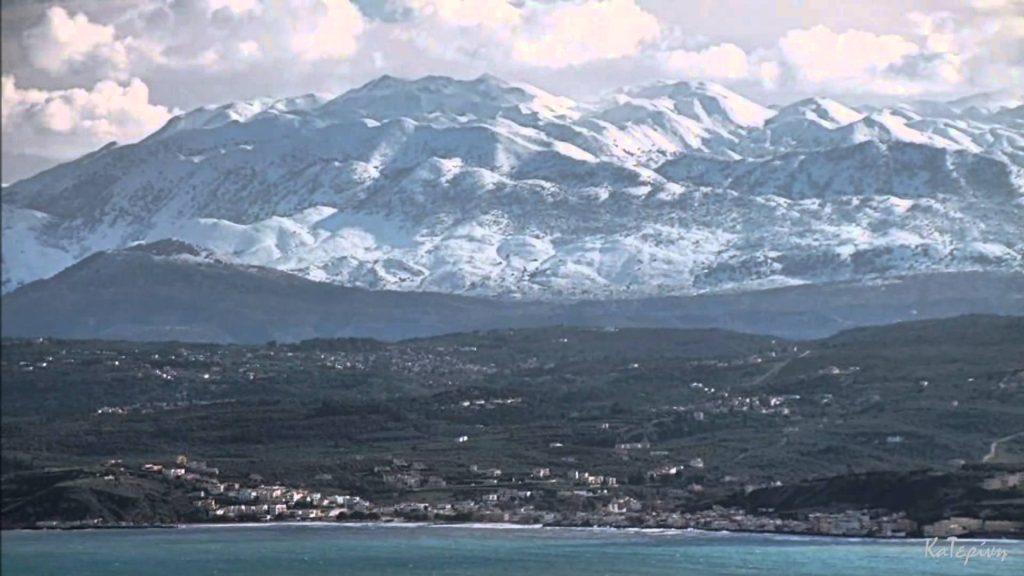 Μποτιλιάρισμα, ρακί και χιονοπόλεμος στον Ψηλορείτη (βίντεο)