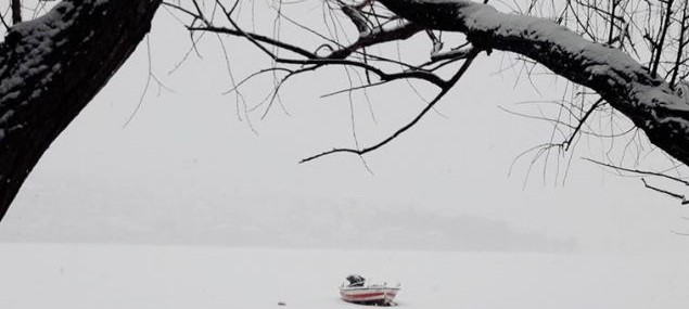 Η λίμνη της Καστοριάς μετατράπηκε σε «χιονισμένη πεδιάδα» (φωτο)