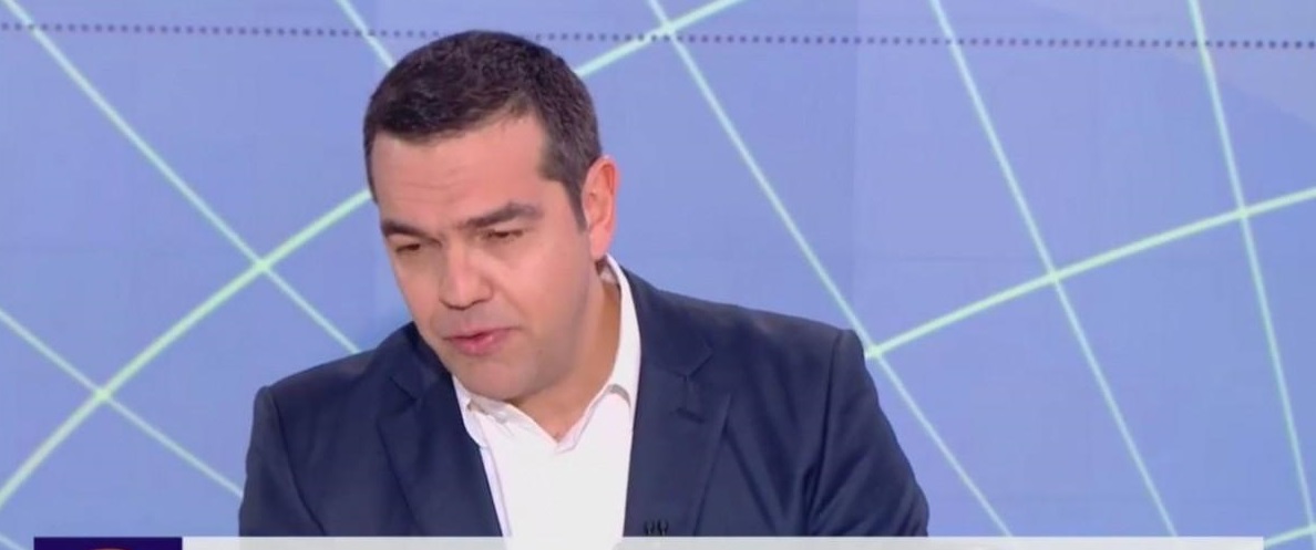 Γιατί ο Αλ. Τσίπρας κοιτάει κάτω δεξιά – Τι λέει η ψυχολογία