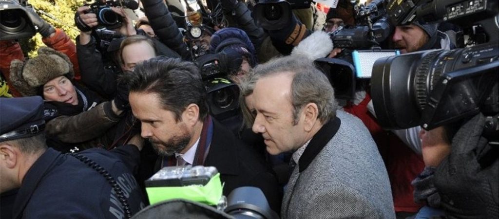 Κέβιν Σπέισι για τον 18χρονο φερόμενο «θύμα» του: «Εκείνος ξεκίνησε το φλερτ – Όταν τον θώπευσα δεν έφυγε»