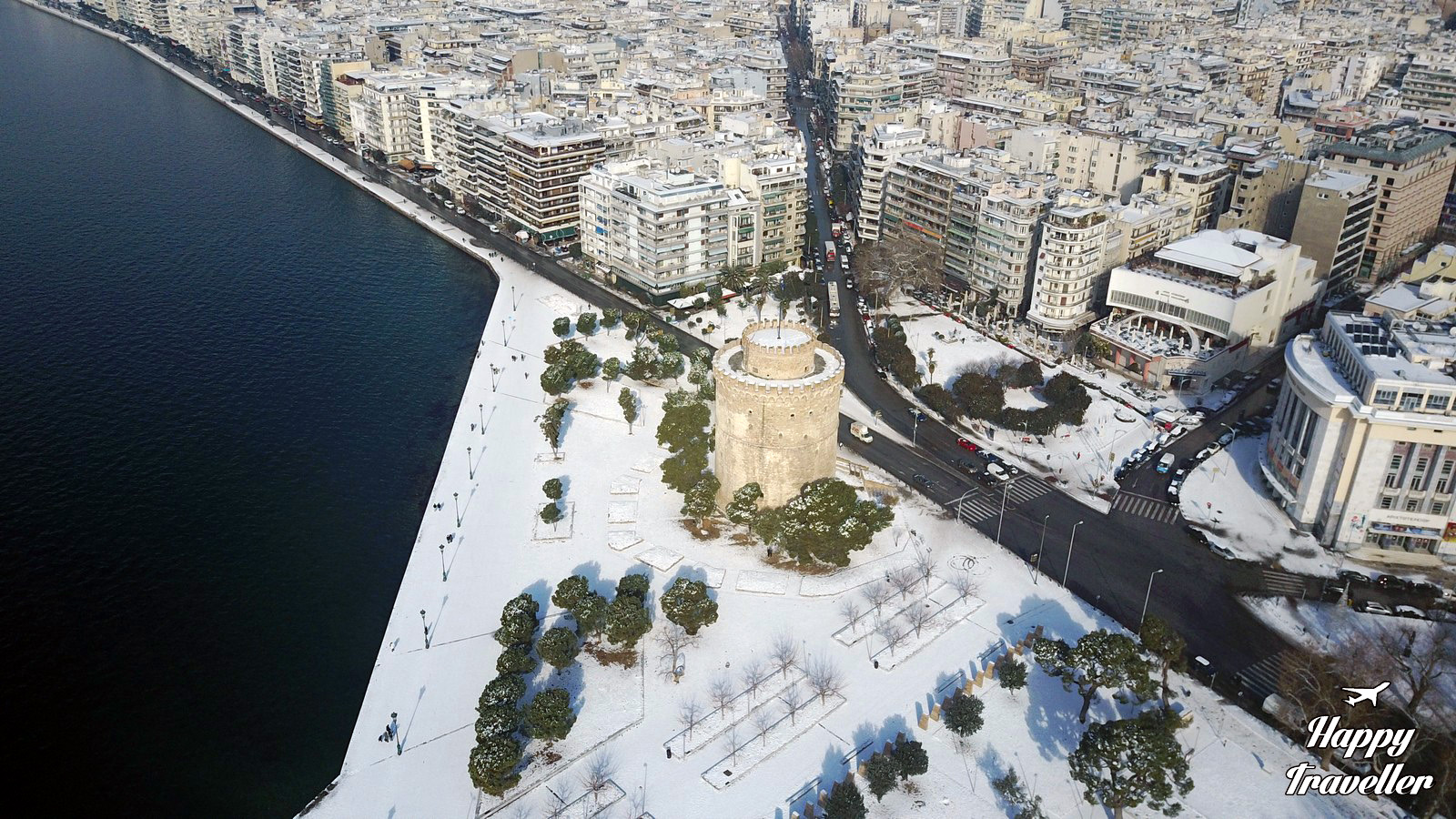 Χιονίζει στο κέντρο της Θεσσαλονίκης