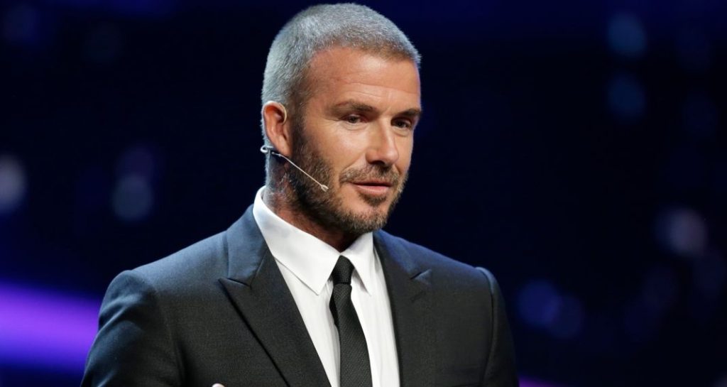 Ξεχάστε τον Ντέιβιντ Μπέκαμ που ξέρατε: Με πράσινη σκιά στο μάτι ποζάρει για εξώφυλλο περιοδικού (φωτό)