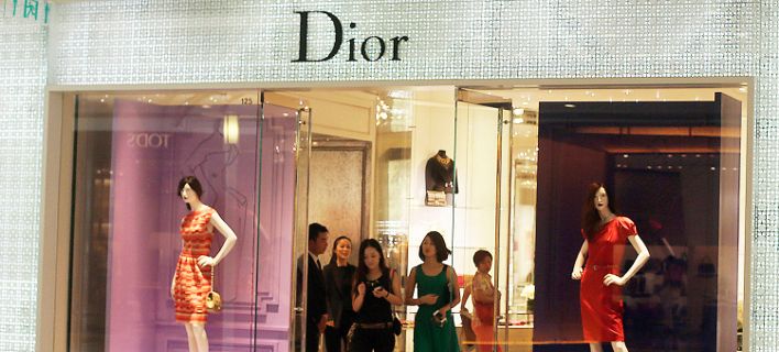 Παρίσι: Τρέχουν και δεν φτάνουν στον Οίκο Dior για τα Κίτρινα Γιλέκα