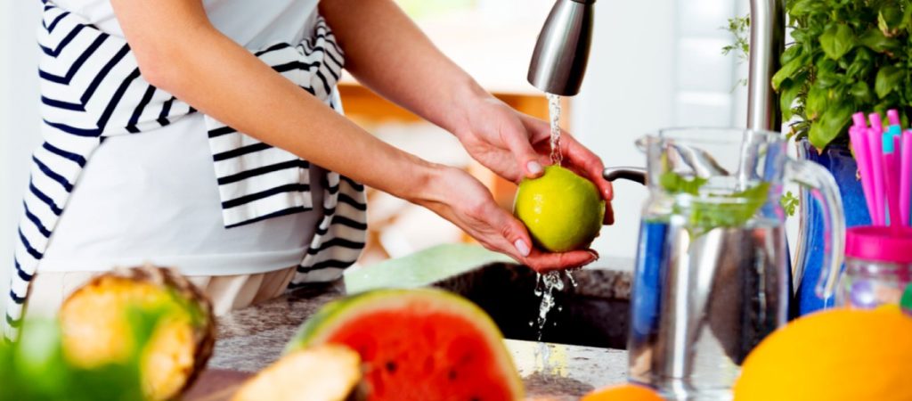 Δείτε ποιες τροφές πρέπει να πλένετε πάντα και ποιες ποτέ πριν τις καταναλώσετε