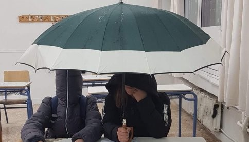 Κέρκυρα: Τριτοκοσμικές εικόνες σε σχολείο – Με ομπρέλες στα θρανία –  Διαμαρτυρίες γονέων και μαθητών (φωτο)