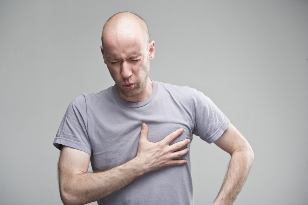 Πόνος στο στήθος δεξιά: Ποιους σοβαρούς κινδύνους κρύβει