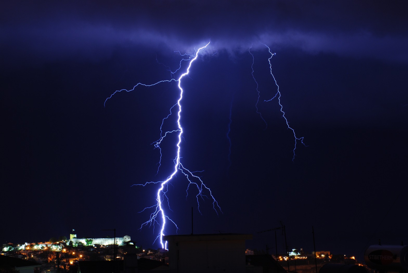 Κοζάνη: Κεραυνός χτύπησε λέβητα σπιτιού και τον μετέτρεψε σε… βόμβα (βίντεο)