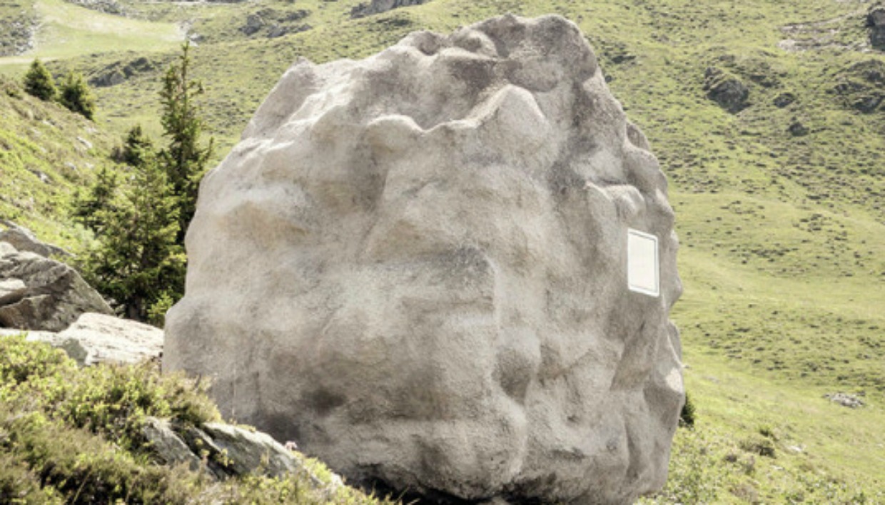Ομάδα Ινδών τεμαχίζει γιγαντιαίο βράχο χρησιμοποιώντας ένα…σφυρί και  ένα καλέμι (βίντεο)