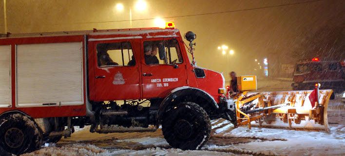 Γρεβενά: Ολονύχτια επιχείρηση της Πυροσβεστικής στα χιόνια για τον απεγκλωβισμό εργαζόμενου