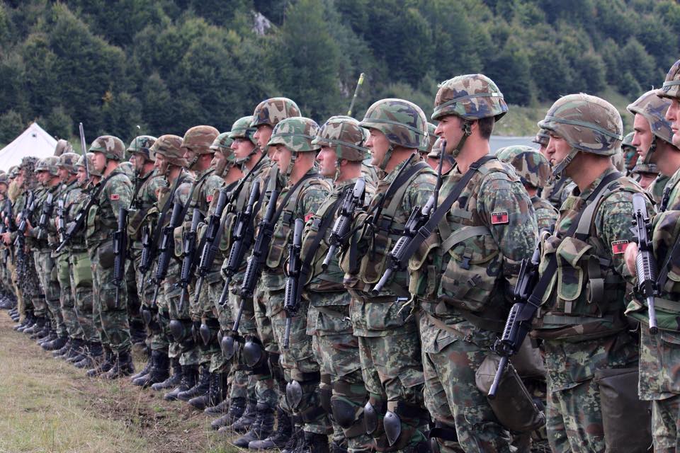 Τους «έπιασαν στον ύπνο»: Κλοπή όπλων από αλβανική στρατιωτική βάση – Ανησυχία στα Τίρανα