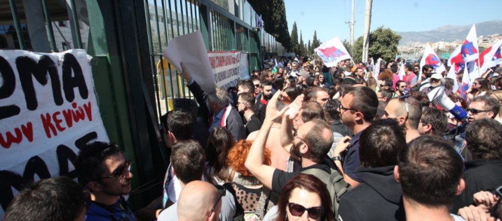 Ένταση έξω από τη Βουλή ανάμεσα σε εκπαιδευτικούς και αστυνομικές δυνάμεις