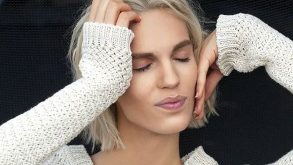 Καίτη Γκραμμά: Το transgender μοντέλο που θέλει να κάνει μεταμόσχευση μήτρας (βίντεο)