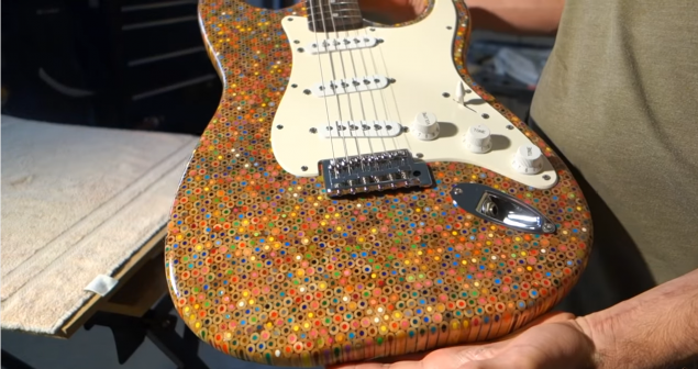 ‘Εφτιαξε ηλεκτρική κιθάρα με 1.200 ξυλομπογιές- Βήμα-βήμα οι εργασίες σε βίντεο