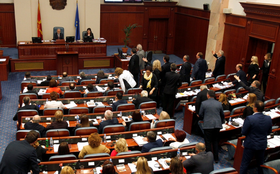 Εξαγοράζονται οι βουλευτές στα Σκόπια για να ψηφίσουν τις συνταγματικές αλλαγές: Εκατομμύρια ευρώ & υπουργικές θέσεις