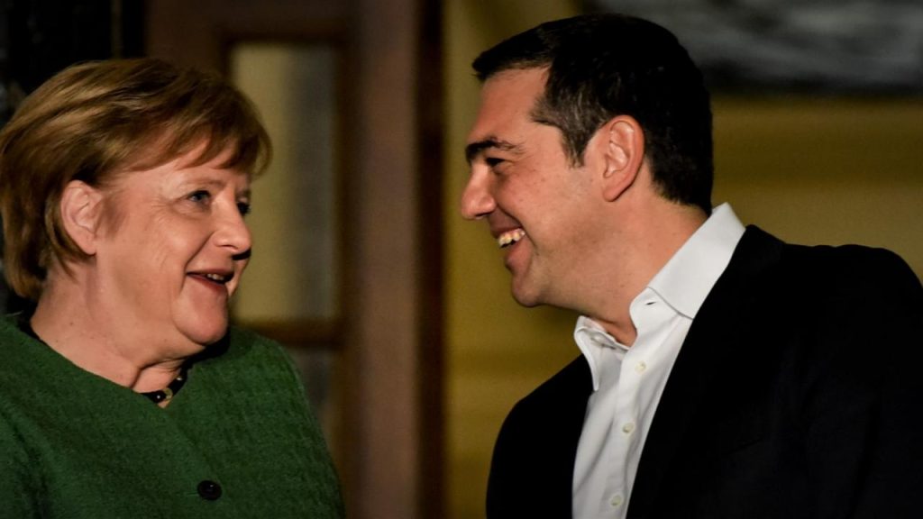 Δείτη live την Άνγκελα Μέρκελ να καταθέτει στεφάνι στο μνημείο του Αγνωστου Στρατιώτη (βίντεο)