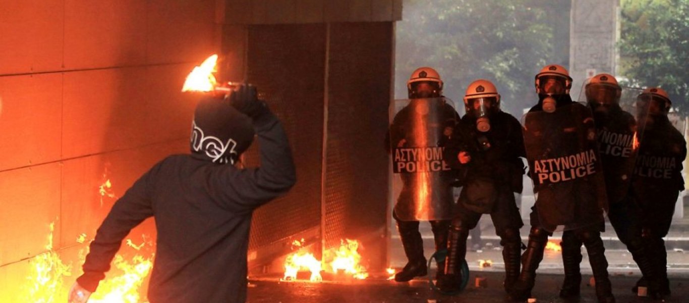 Πυροβολισμοί στο κέντρο της Αθήνας: Αστυνομικός άνοιξε πυρ για να διαφύγει από κουκουλοφόρους (φωτό)