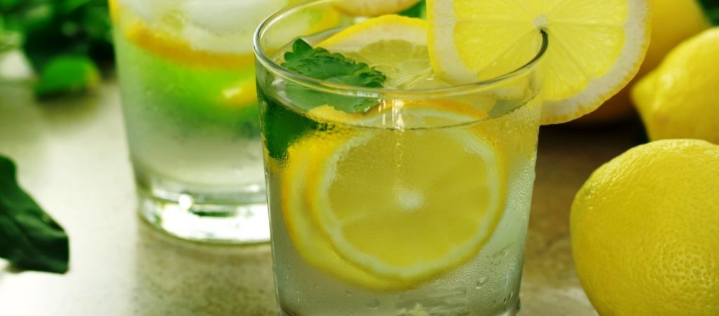 Όταν πίνετε νερό με λεμόνι πρέπει να προσέξετε αυτό – Δεν το γνωρίζουν πολλοί