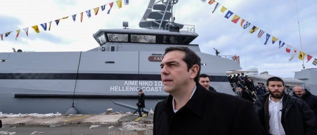 Οπαδοί του ΣΥΡΙΖΑ πήγαν να χειροκροτήσουν τον Α. Τσίπρα με πλοίο του λιμενικού (φωτο)
