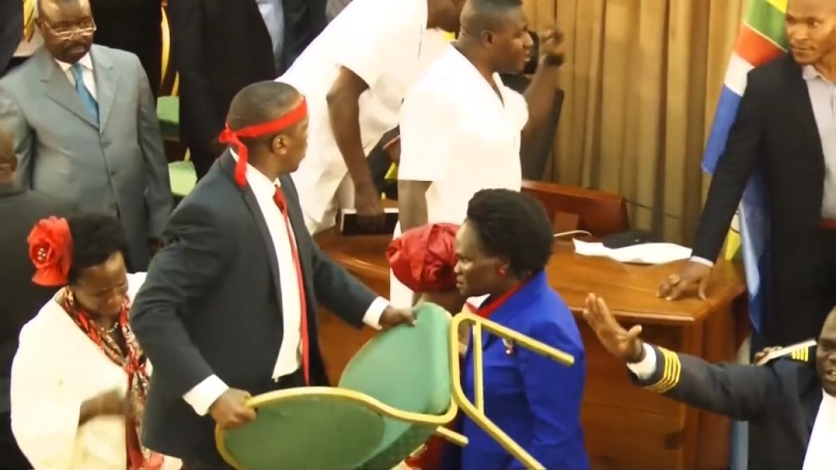 Ουγκάντα: Άγριο ξύλο μεταξύ βουλευτών στο κοινοβούλιο της χώρας
