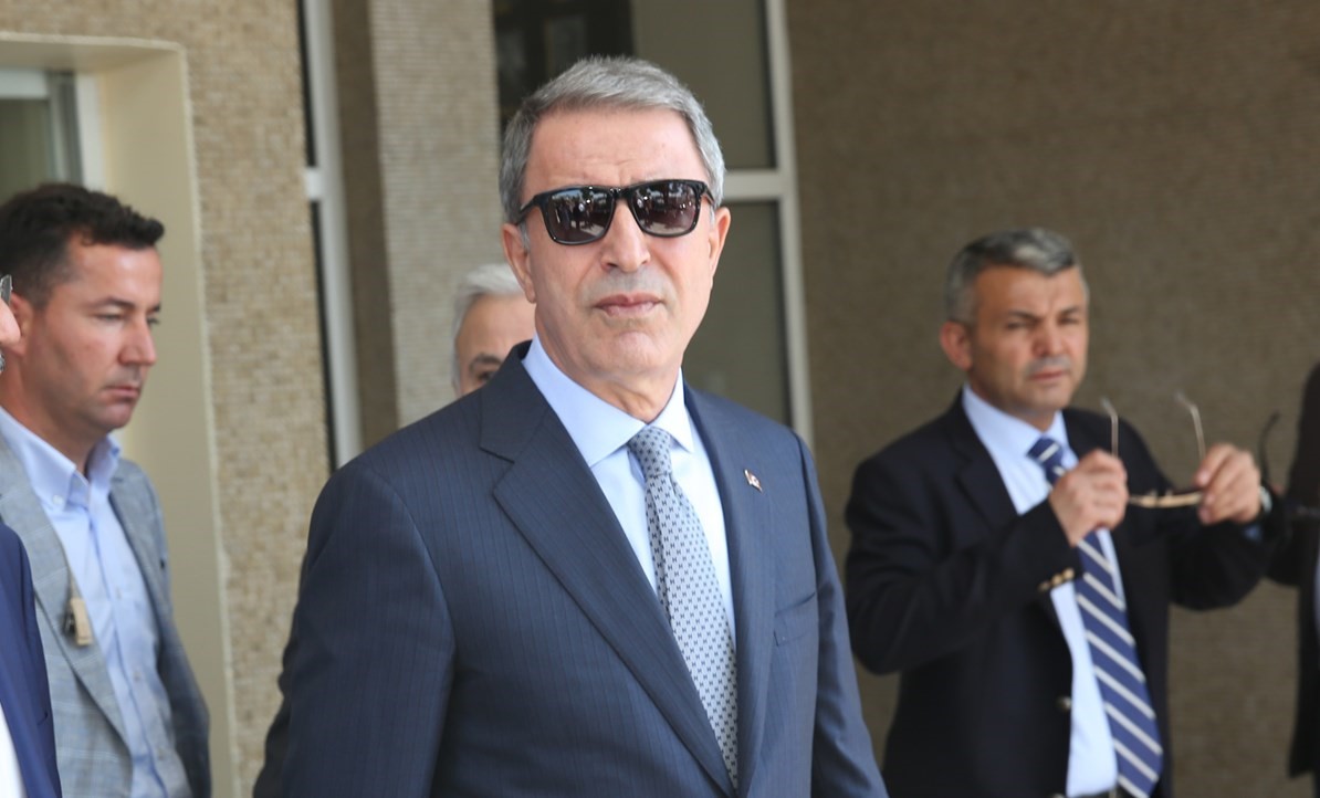 «Πολεμική» συνάντηση Ακάρ με την στρατιωτική ηγεσία της Τουρκίας για τη Συρία