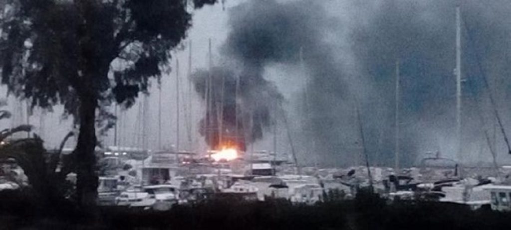 Πάτρα: Στις φλόγες δύο ιστιοφόρα στο παλιό λιμάνι