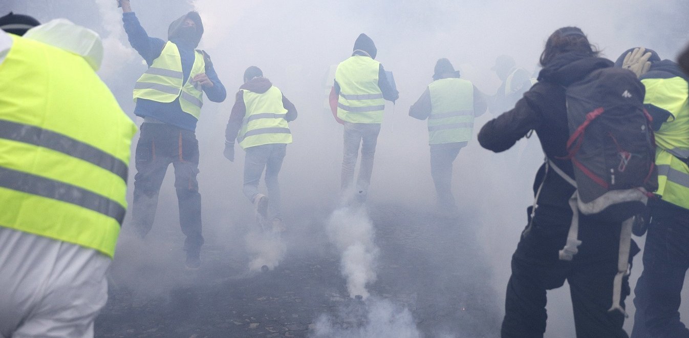 Γαλλία: Δακρυγόνα και πλαστικές σφαίρες κατά των «κίτρινων γιλέκων» στην Αψίδα του Θριάμβου (βίντεο)