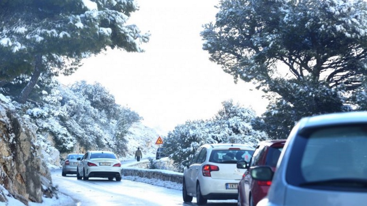Διακόπηκε λόγω χιονόπτωσης η κυκλοφορία στη λεωφόρο Πάρνηθας