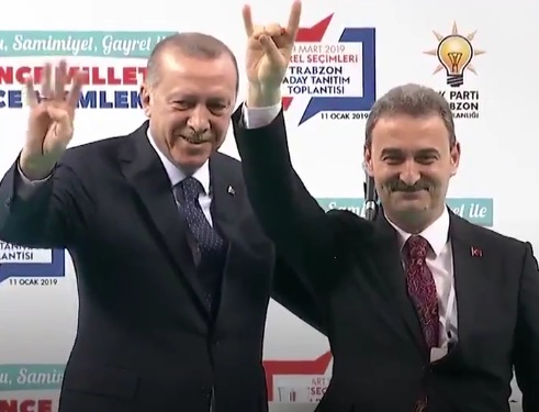 «Εκπληκτικό» βίντεο: «Πρόεδρε να κάνω το σήμα των Γκρίζων Λύκων;» – Ερντογάν: «Ναι, άνετα»