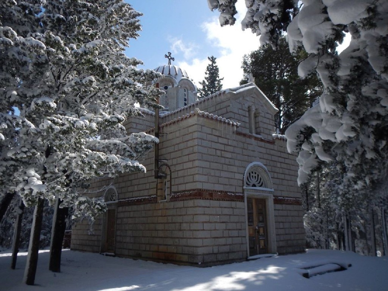 Υπέροχο ολόλευκο τοπίο στο Τατόι (βίντεο)