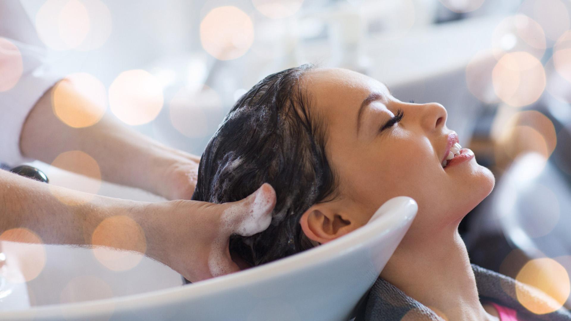 Αυτά είναι τα 10 λάθη που κάνουμε όταν λούζουμε τα μαλλιά μας