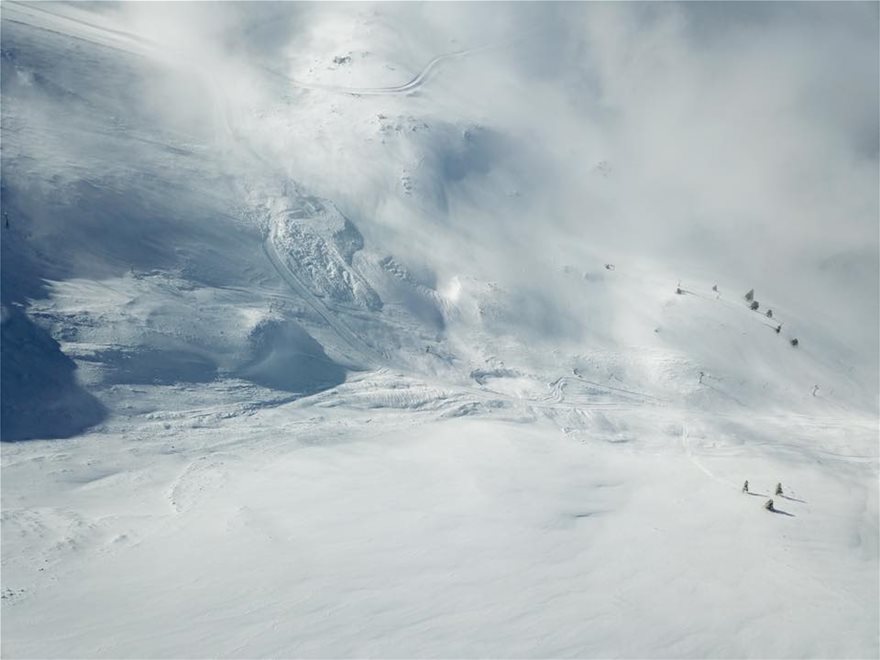 Καλάβρυτα: Χιονοστιβάδα – γίγας υπολογίζεται πάνω από 1 εκατ. τόνου χιονιού – «Σάρωσε» το χιονοδρομικό (φωτο – βίντεο)