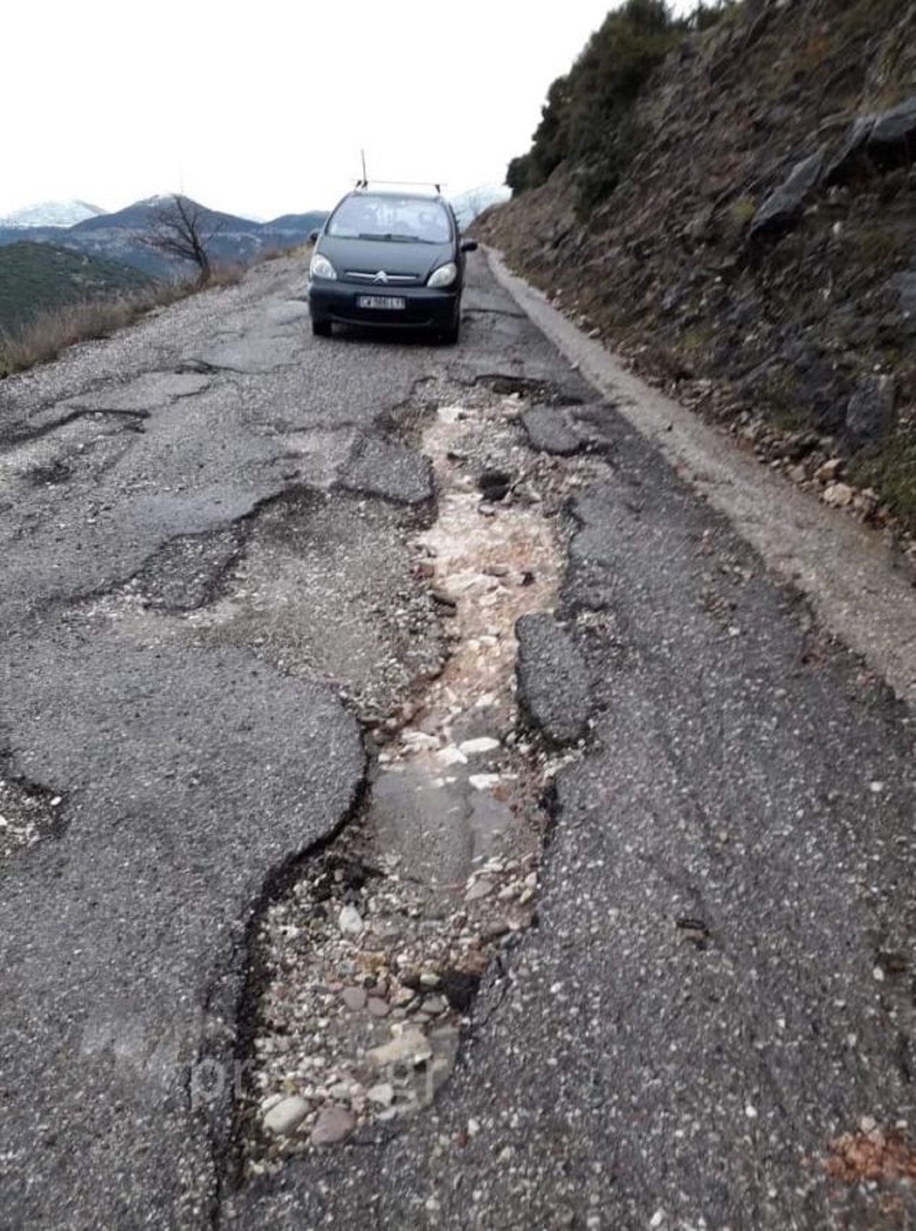 Ναυπακτία: Κατεστραμμένος δρόμος κρατά μαθητές μακριά απο το σχολείο