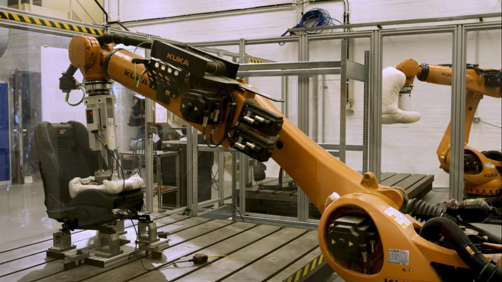 Ford: Δοκιμές σε καθίσματα με «ιδρωμένο» ρομπότ (βίντεο)