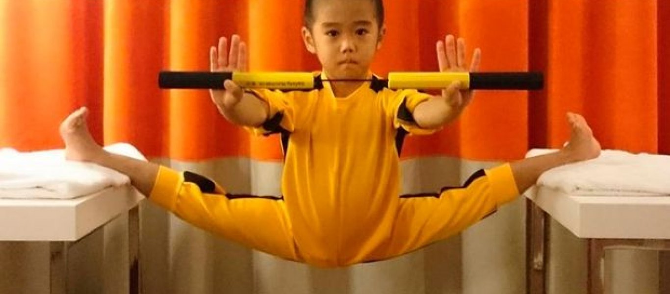 Αυτός είναι ο μικρός Bruce Lee που «σπάει» το Διαδίκτυο – Δείτε τι κάνει ο απίστευτος πιτσιρικάς (βίντεο)