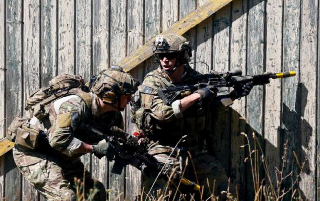 Καρέ καρέ η δράση Αμερικανών στρατιωτών σε άσκηση με πραγματικά πυρά (βίντεο)