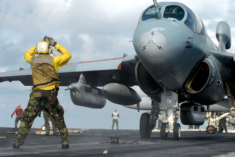 Υπάλληλος πίστας αεροδρομίου «μπερδεύτηκε»: Νόμιζε ότι ήταν σε… αεροπλανοφόρο