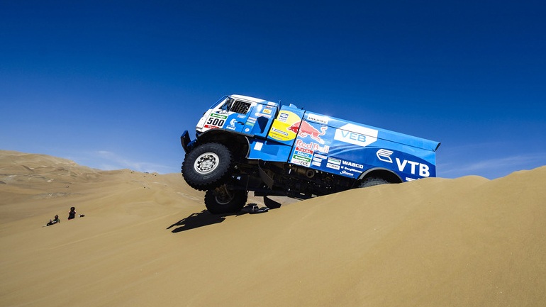 Βίντεο: Θεατής παρασύρθηκε από φορτηγό στο ράλι Ντακάρ